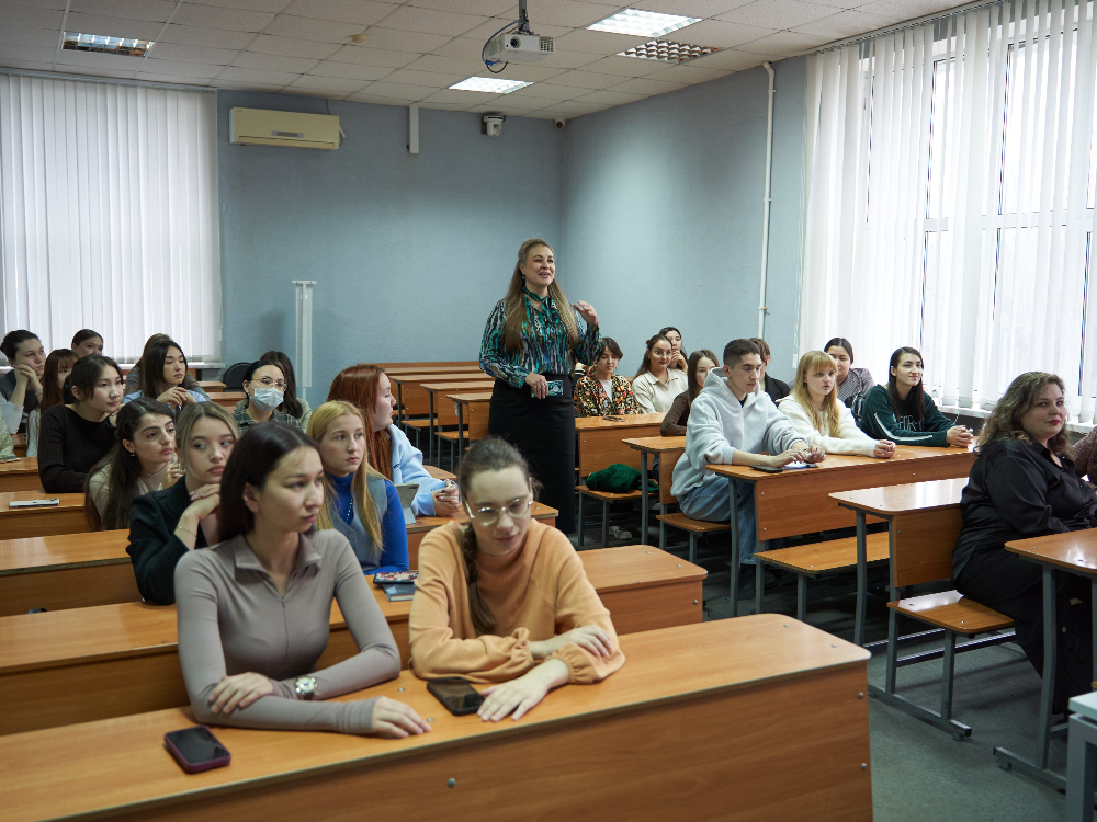 Выпускники АГУ поделились со студентами профессиональными секретами
