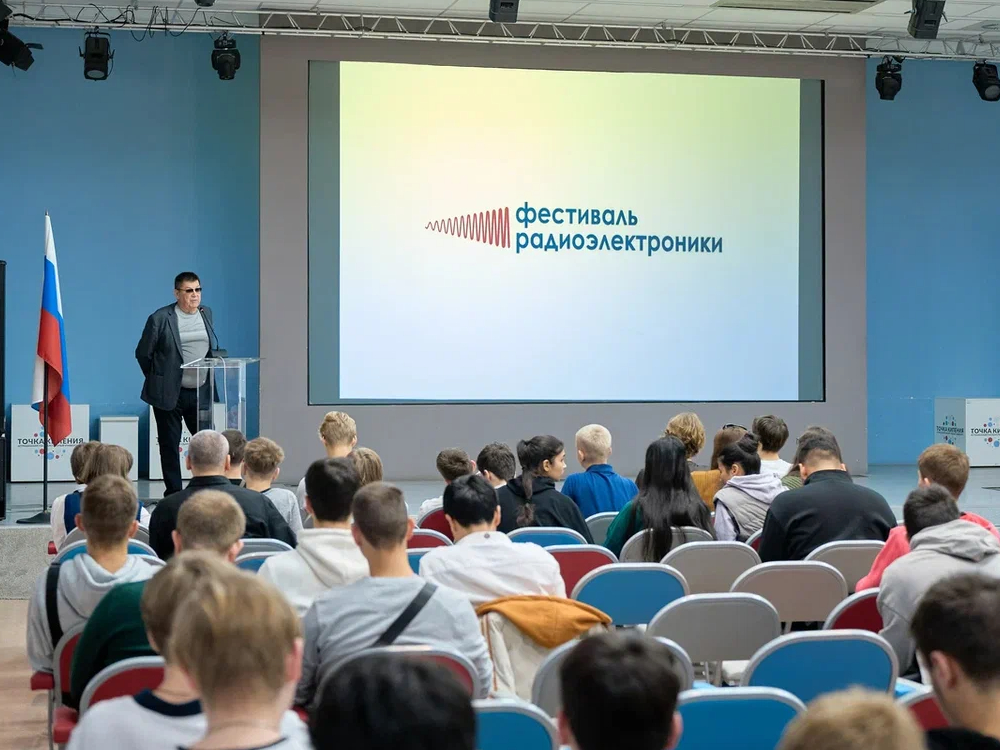 Школьники обучились основам робототехники на фестивале радиоэлектроники АГУ 
