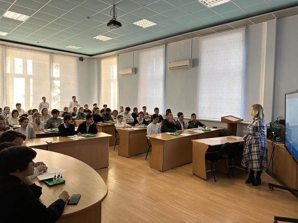 Учёные АГУ рассказали астраханским школьникам о химических реакциях