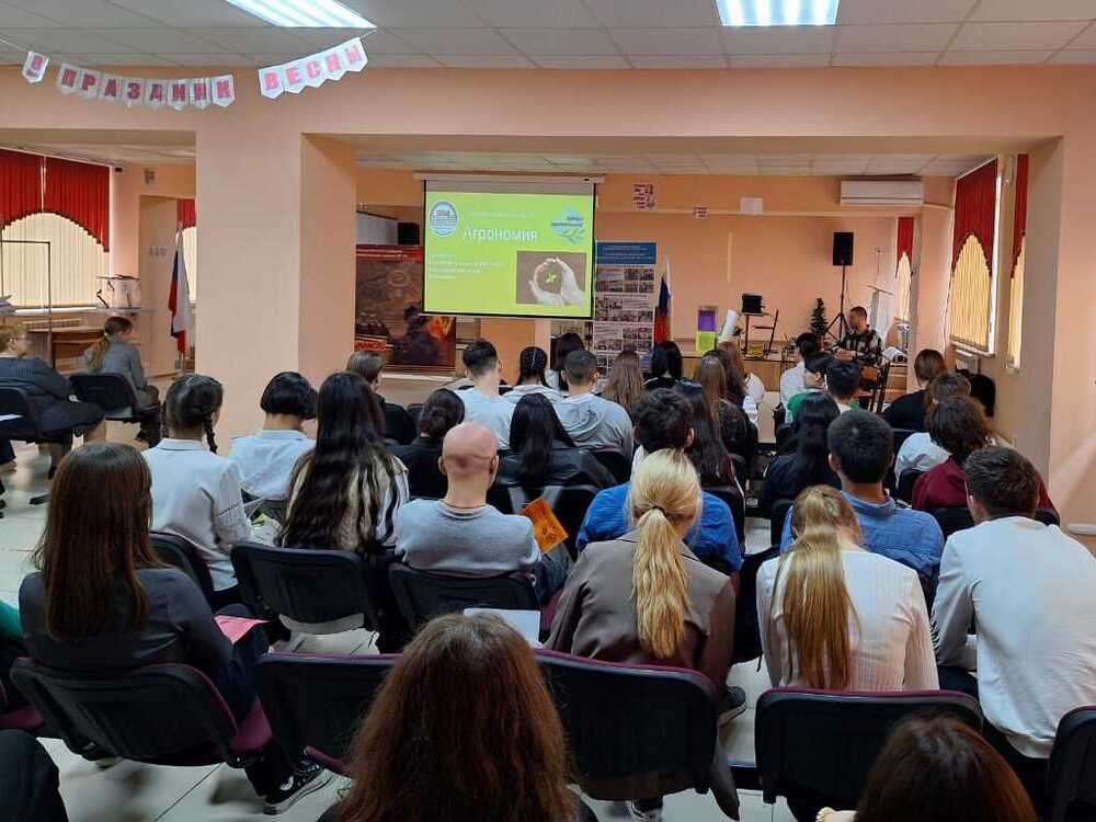 Преподаватели АГУ провели профориентационное мероприятие в Камызяке