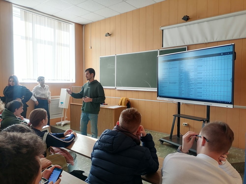 Сотрудники АГУ встретились со студентами выпускных курсов АКВТ