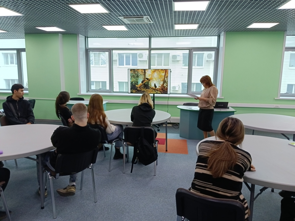 В библиотеке АГУ отметили Международный день художника