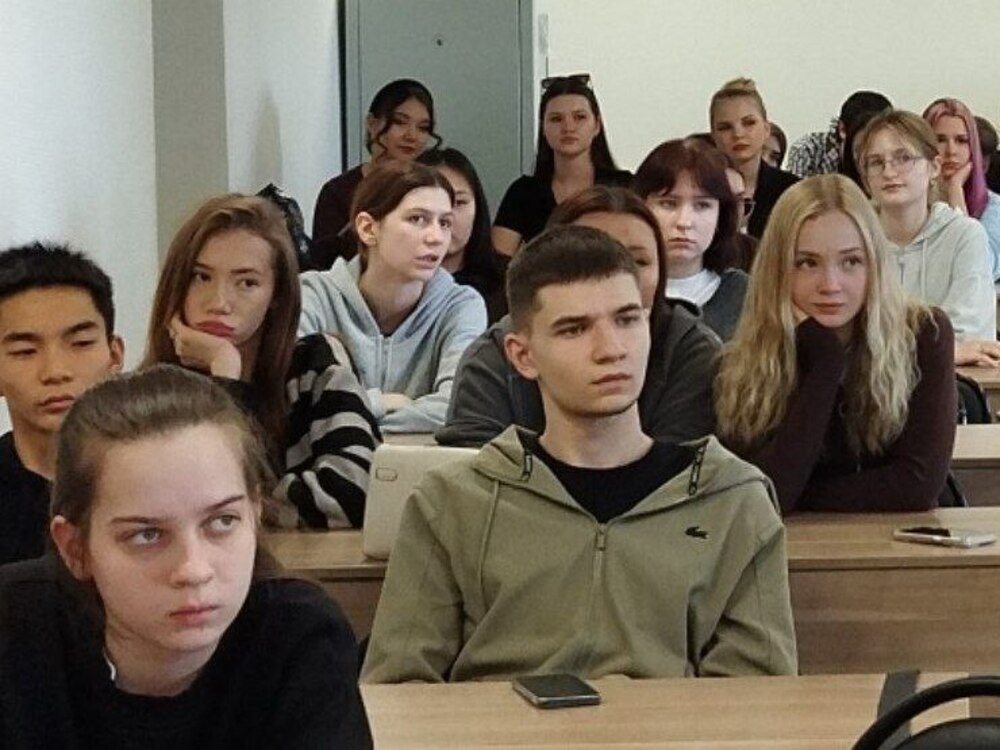 Будущие юристы АГУ получили представление о работе судебных приставов