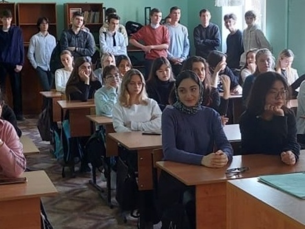 Преподаватель АГУ провела профориентационное мероприятие для школьников