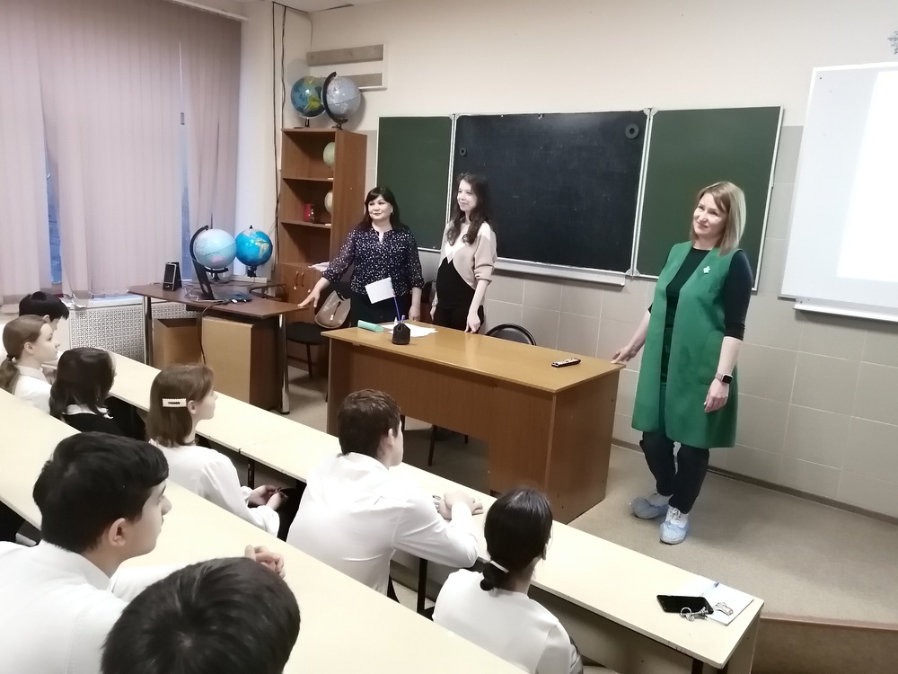 Преподаватели АГУ рассказали школьникам о многообразии языков
