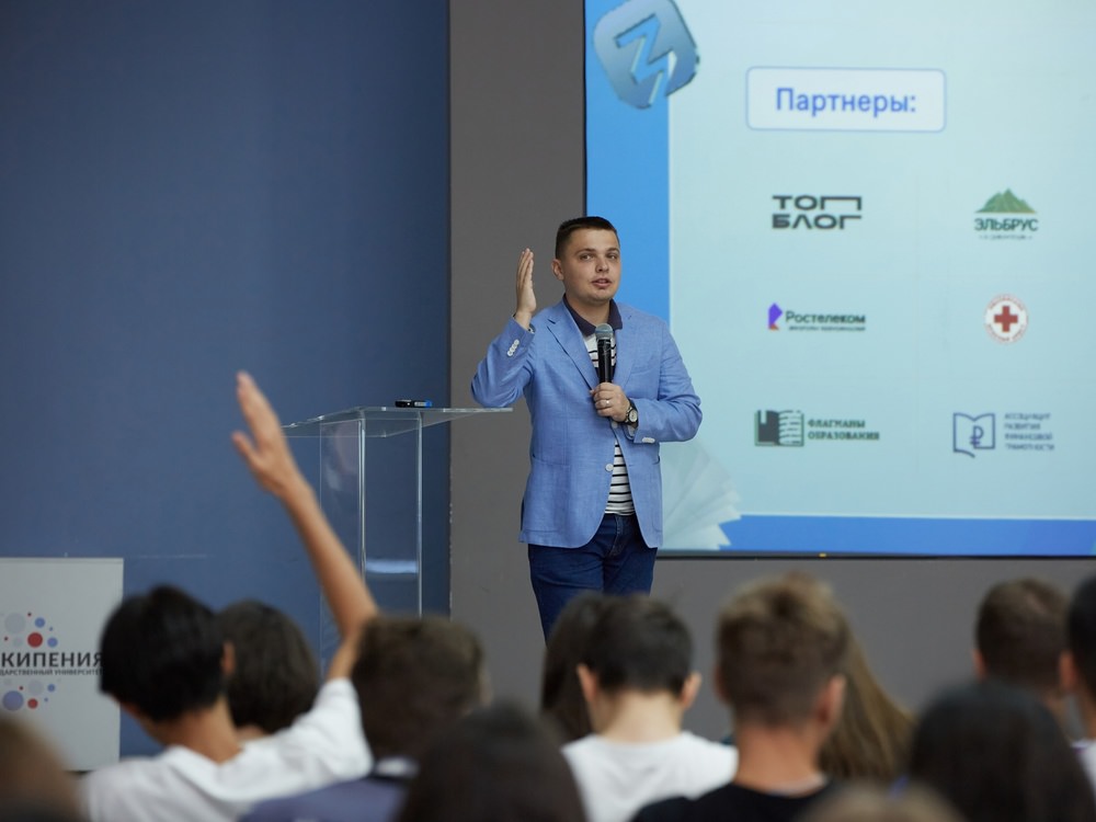 Первокурсники АГУ узнали о студенческих инициативах и возможностях