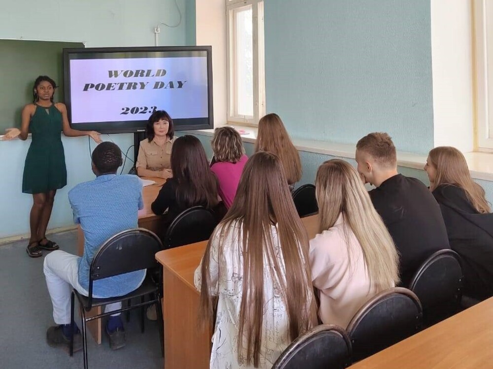 Студенты АГУ прочитали стихотворения на иностранном языке
