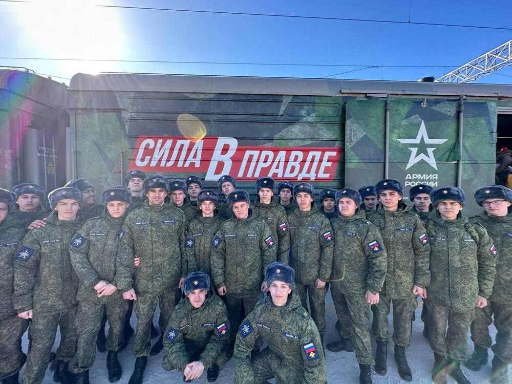 Курсанты ВУЦ АГУ встретили поезд Минобороны России «Сила в правде»