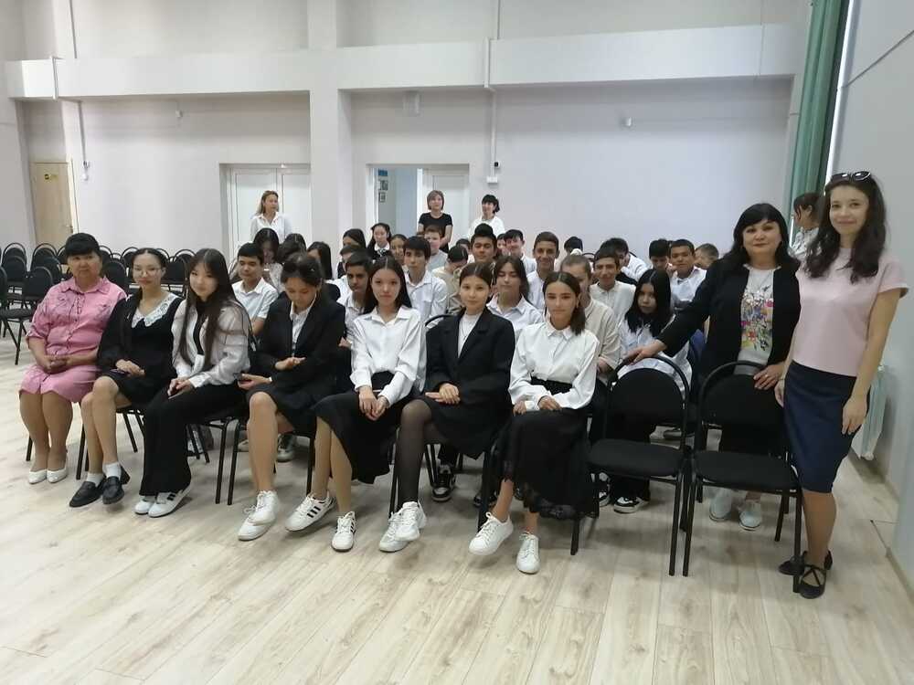 Преподаватели АГУ рассказали старшеклассниками о значимости владения иностранным языком