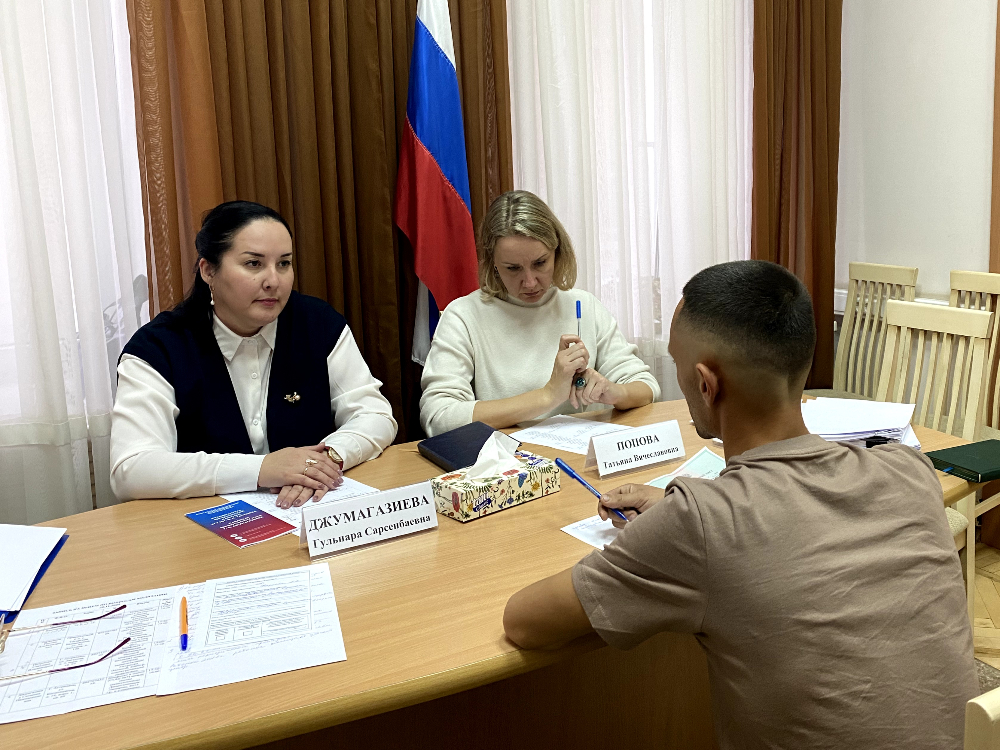 Специалист юридической клиники АГУ оказала бесплатную помощь жителям города

