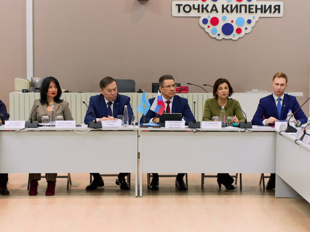 Топ-менеджеры казахстанских медиа защитили выпускные проекты в АГУ