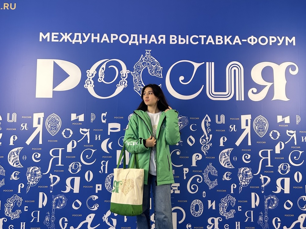 Активистка АГУ стала организатором-экскурсоводом на выставке-форуме «Россия»