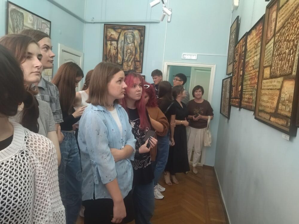 Студенты ФИЗМАТа побывали на выставке Николая Зотова