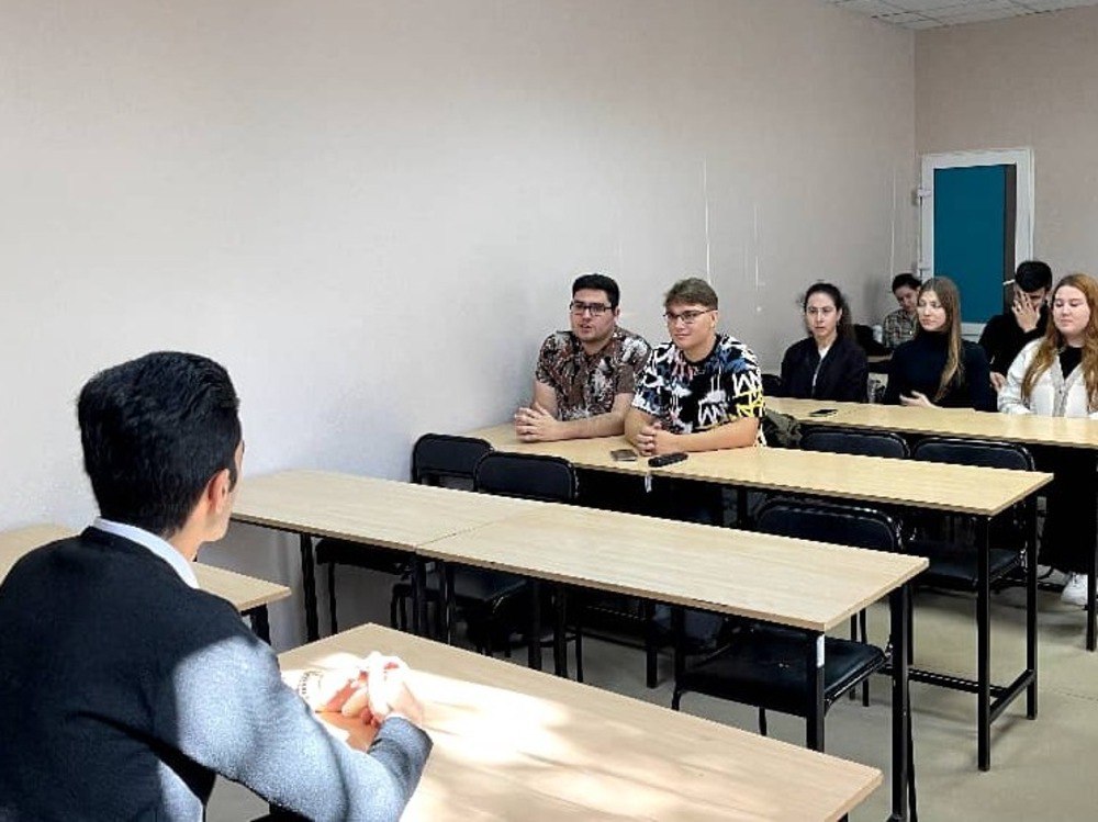 Преподаватель иранского вуза-партнёра стажируется в АГУ