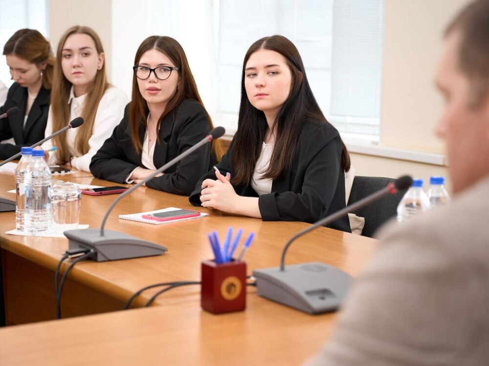 И. о. ректора АГУ провел пресс-конференцию для студентов-журналистов