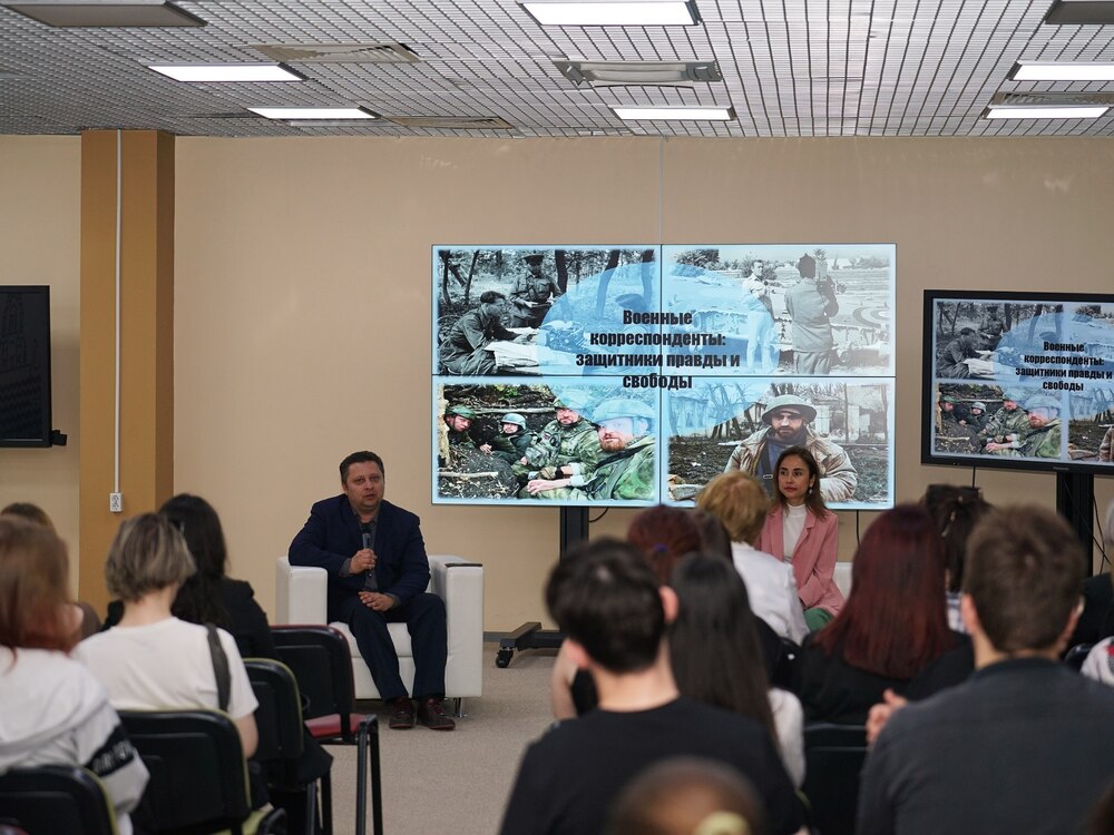 Студенты АГУ узнали о специфике работы военных журналистов