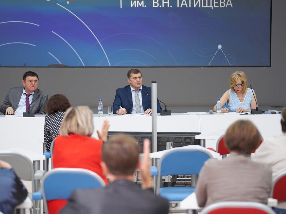 Коллектив АГУ поздравил Александра Лунёва с получением медали ордена «За заслуги перед Отечеством» II степени
