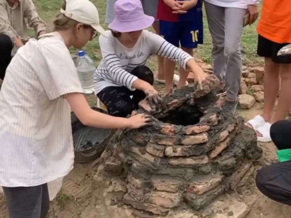 Юные археологи АГУ повторили древнюю технологию обжига глины


