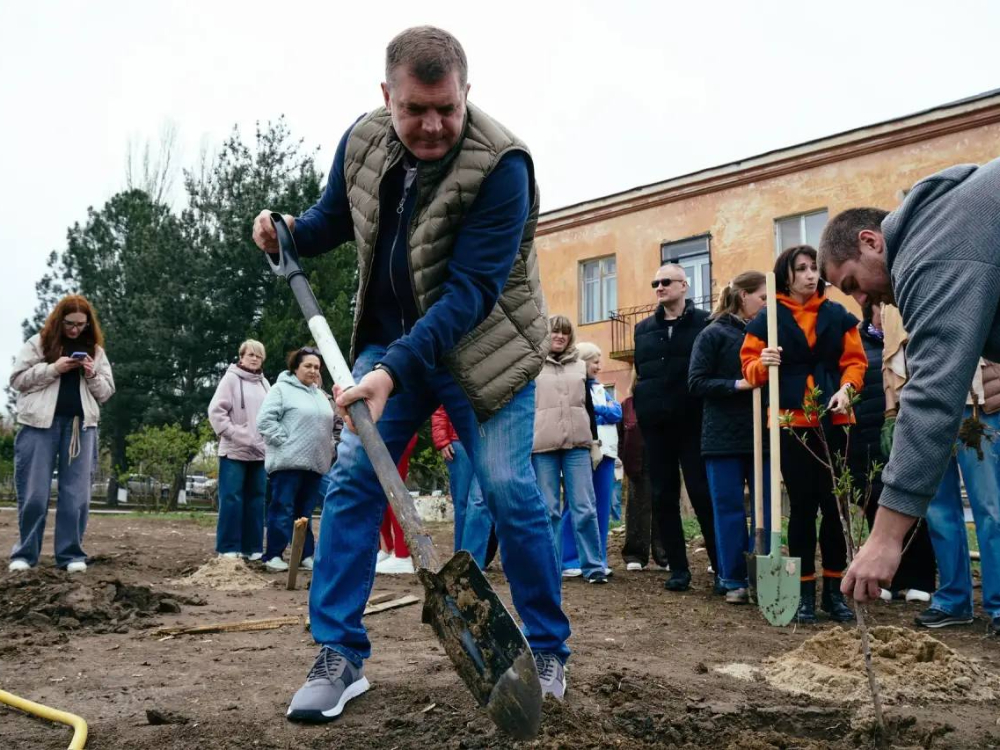 В «Саду памяти» в АГУ высадили новые плодовые деревья

