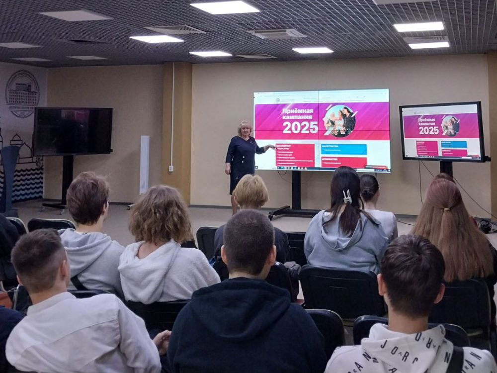 Школьники погрузились в студенческую жизнь на экскурсии в АГУ