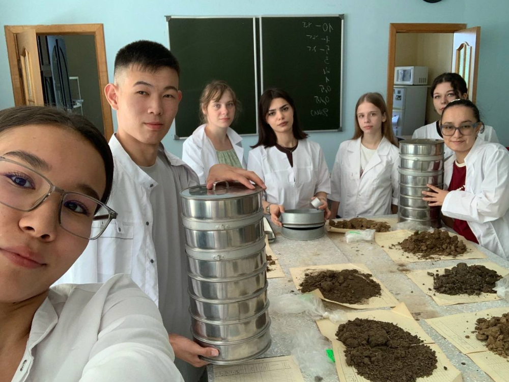 Первокурсники АГУ составили атласы растений