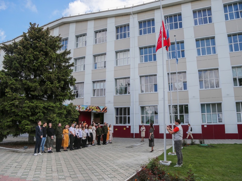В Астраханском госуниверситете подняли Знамя Победы
