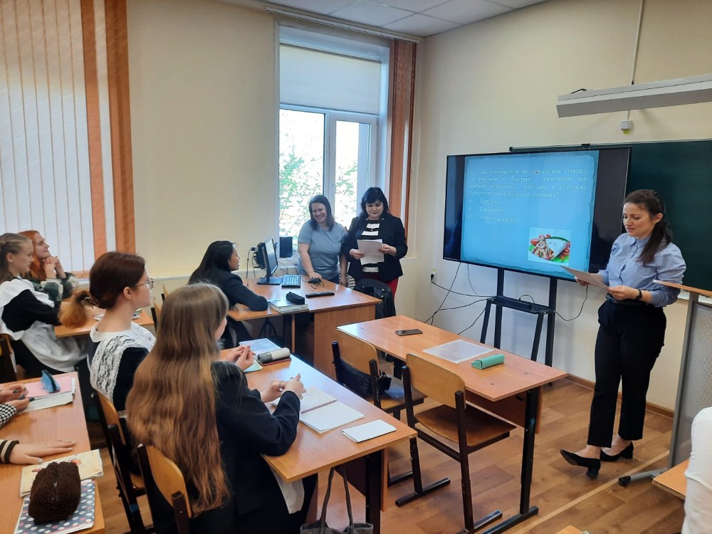 Представители АГУ рассказали астраханским школьникам об истоках языка и языковом многообразии 