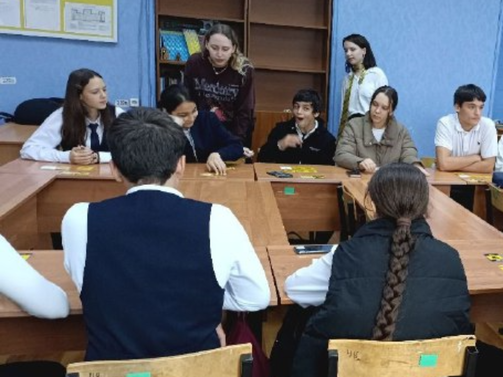 Будущие педагоги-психологи АГУ проводят для школьников игровые тренинги по профилактике экстремизма