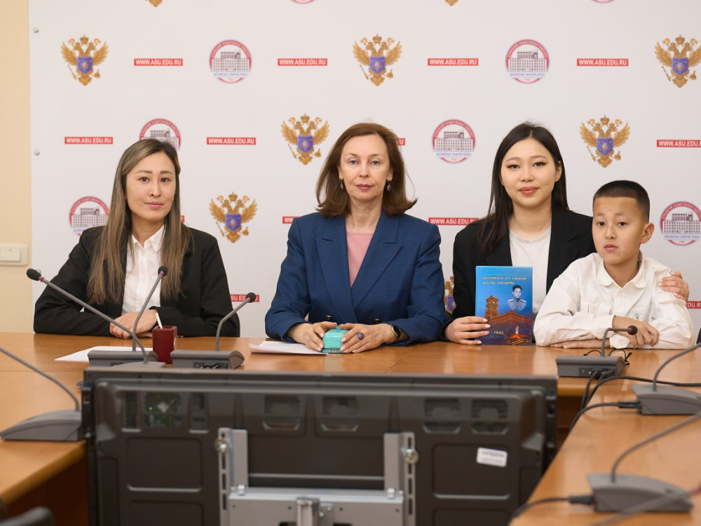 Представители АГУ почтили память героя ВОВ