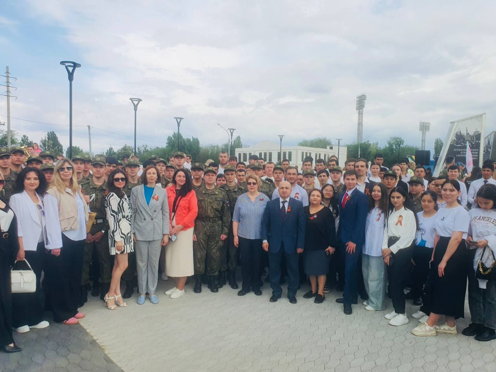 Около 500 студентов и преподавателей АГУ приняли участие в открытии стелы «Город трудовой доблести»