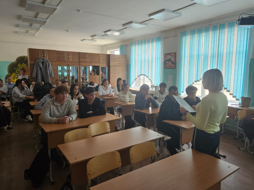 Преподаватель АГУ помогает школьникам с выбором профессии