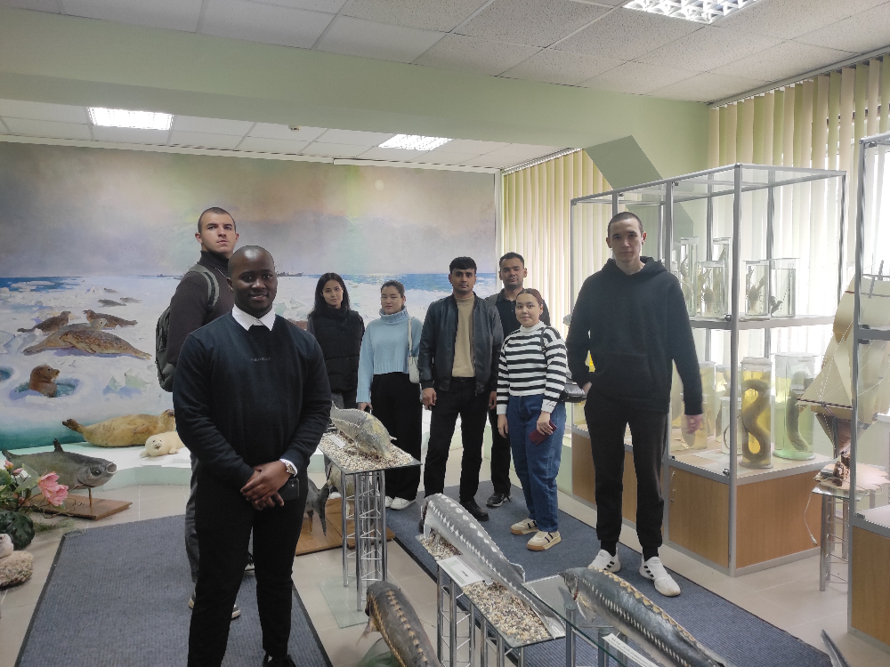 Студенты АГУ изучили технологии выращивания креветок в КаспНИРХ