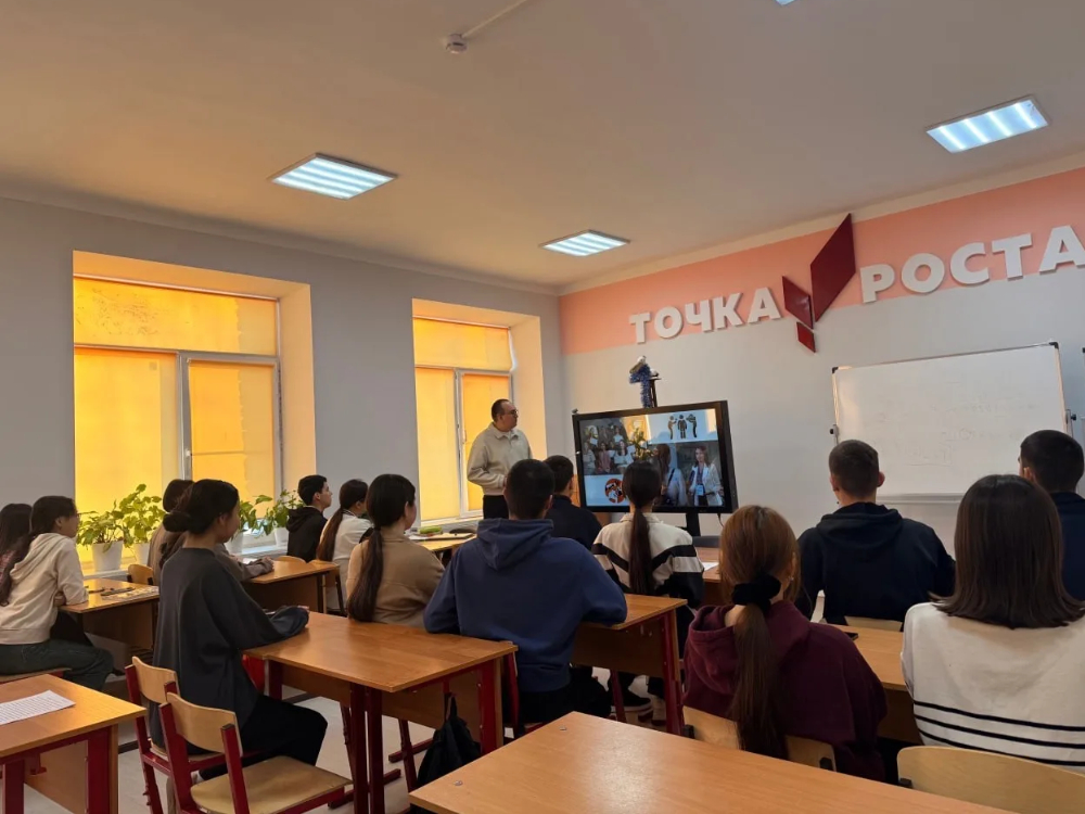 Преподаватель ФФЖ АГУ провёл профориентационную встречу со школьниками