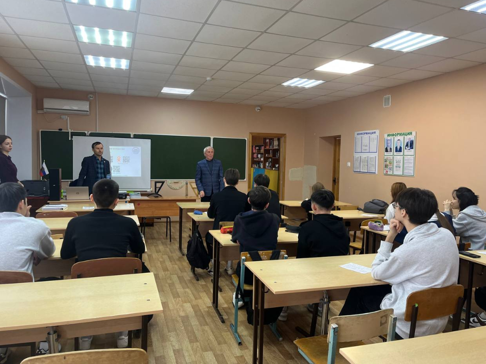 Преподаватели АГУ рассказали школьникам об учёбе на химических специальностях