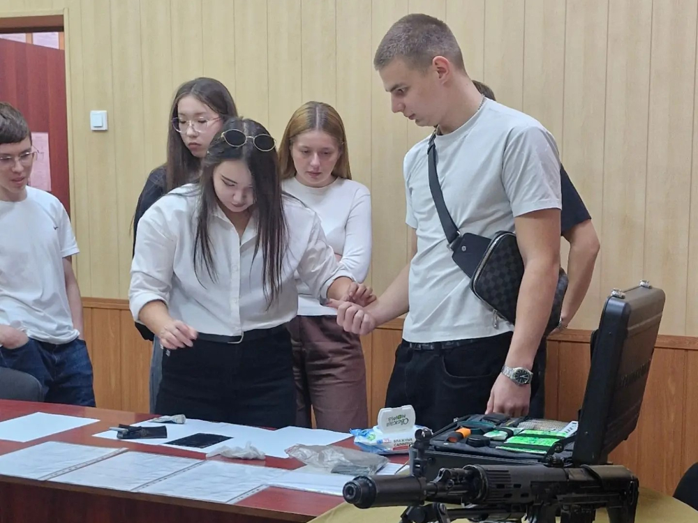 Будущие юристы АГУ освоили баллистику