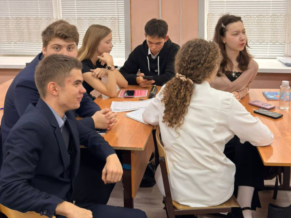 Преподаватель АГУ обучила старшеклассников основам финансовой грамотности