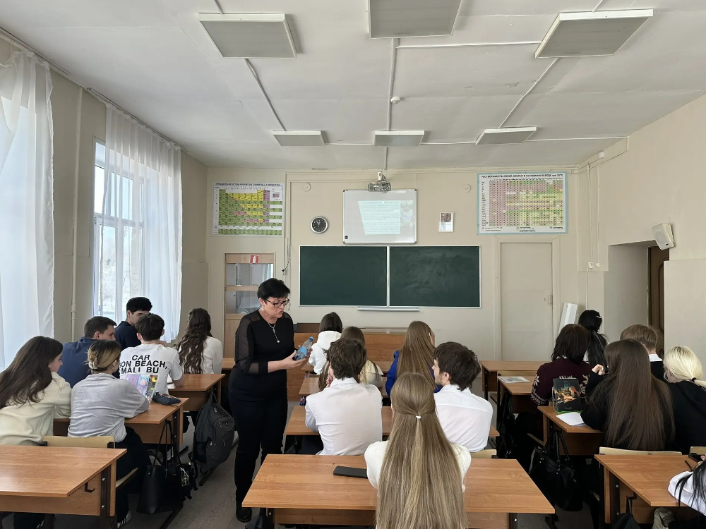 Преподаватель АГУ рассказала школьникам о «Второй жизни отходов»