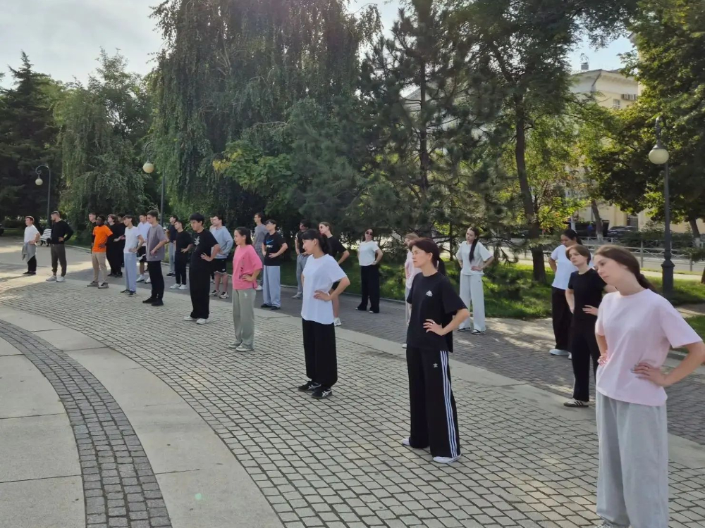 Преподаватели АГУ поучаствовали в оздоровительной зарядке и забеге
