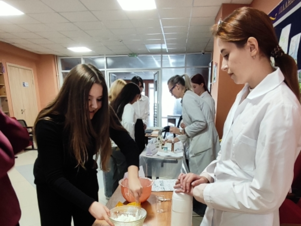 АГУ открыл школьникам секреты семи химических профессий
