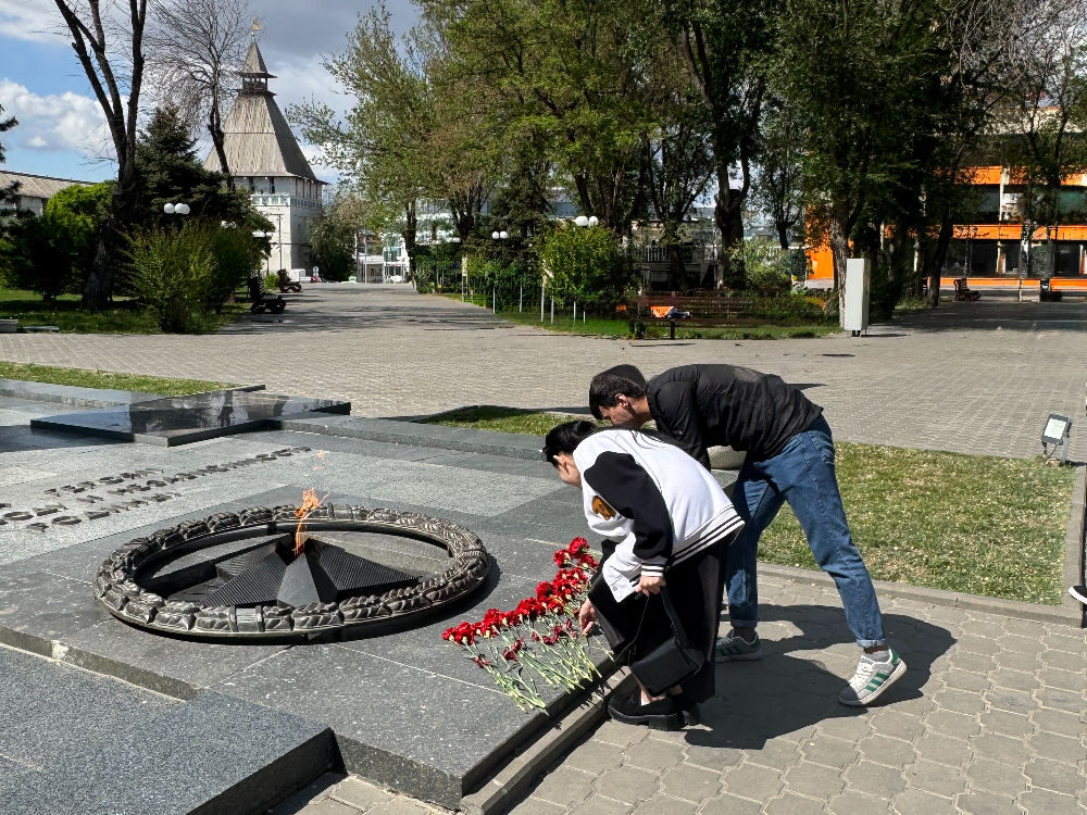 Студенты-филологи АГУ почтили память павших в годы Великой Отечественной войны
