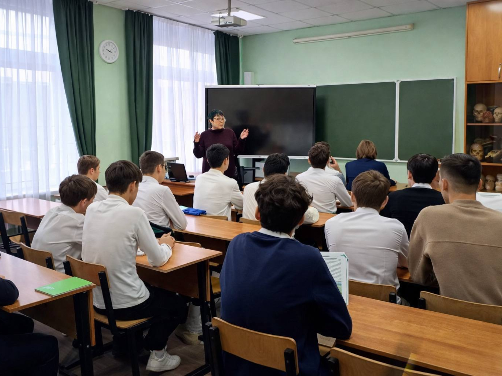 Филолог АГУ рассказала школьникам о возможностях обучения в вузе