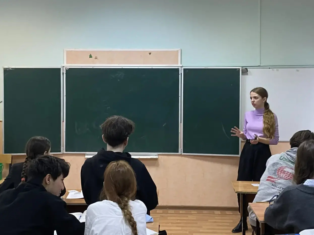 Студенты и преподаватели АГУ дали урок в СОШ № 9
